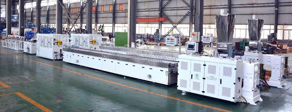 WPC木材プラスチックプロファイル 240mm PVC壁泡付きデクロケーションパネル 挤出機 55/120 PVC双螺旋挤出機