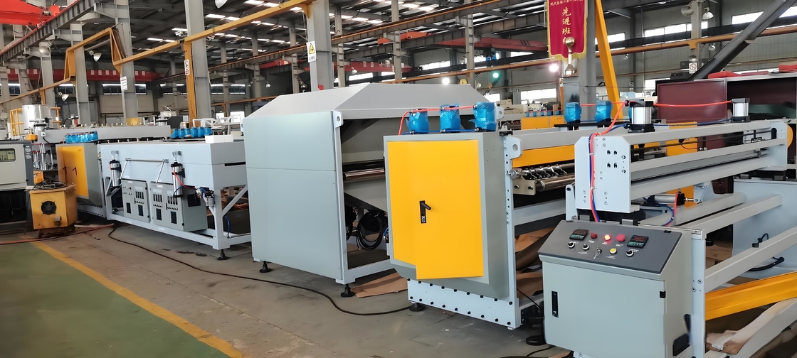 2200 / 2600mm PPホローグリッドボードマシン 150kw パワー PPホローボードエクストルーションライン